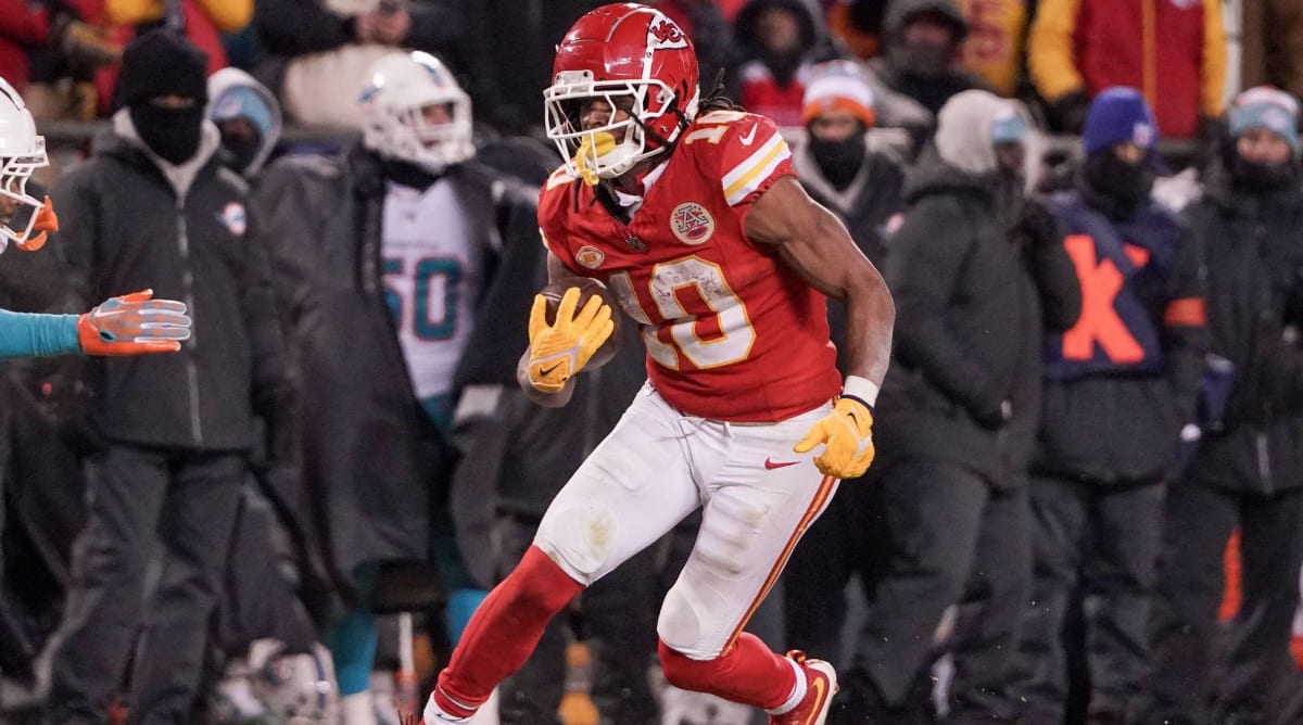Chiefs’ RB Isiah Pacheco Reacts to Memes of His Unique Running Style