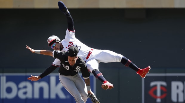 WATCH: Twins' Byron Buxton goes down after scary collision with