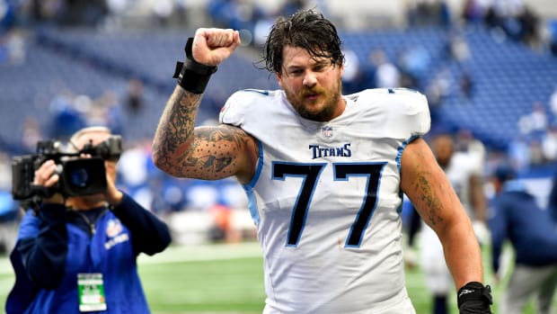 Taylor Lewan gets his first look at the Titans new uniforms