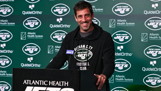 Social Media Had All Sorts Of Jokes About Aaron Rodgers' New Haircut (VIDEO  + TWEETS)