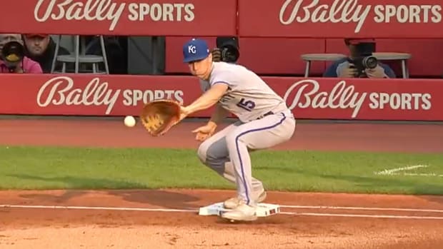 Royals' Matt Duffy Gets Charged With Brutal Error on Glove Malfunction