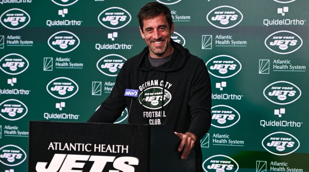 Watch Aaron Rodgers' Arrival at Jets' Facility - Sports Illustrated New