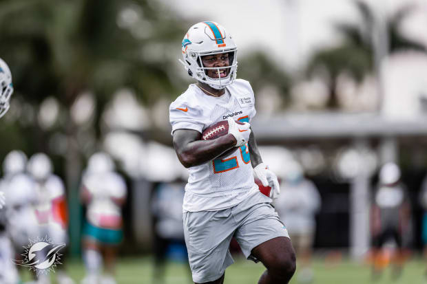 De'Von Achane injury updates: Dolphins rookie RB carted off during  preseason game vs. Texans