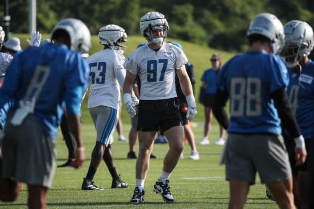 Aidan Hutchinson impresses with singing skills at Lions Training Camp 