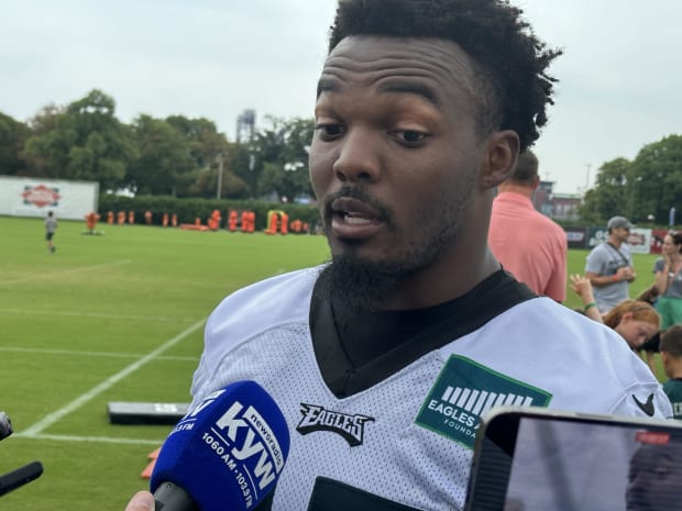 Linebacker Nakobe Dean Returns to Limited Practice After ankle