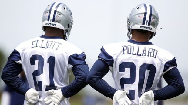 Ezekiel Elliott Had Meaningful Message for Cowboys Running Backs as He  Searches for New Team