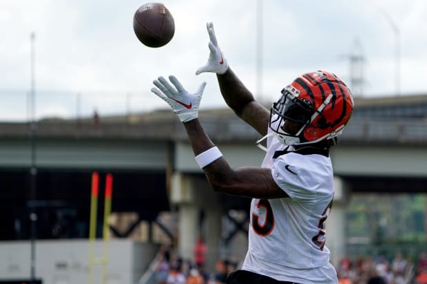 Bengals WR Tee Higgins holds himself out of team drills during