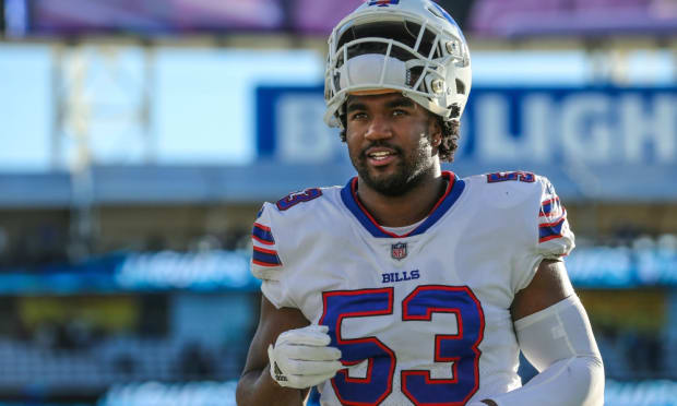 Buffalo Bills middle linebacker Tremaine Edmunds, left, swaps his