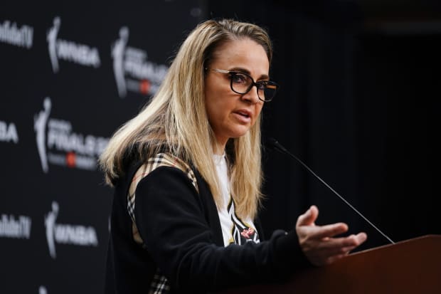 Can Becky Hammon make history with Raptors as first female head coach?