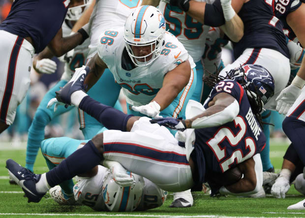 De'Von Achane injury news: Dolphins RB suffers shoulder injury in