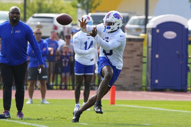 Bulldogs In The NFL Playoffs - Image 13: Jan 15, 2022; Orchard Park, New  York, USA; Buffalo Bills wide receiver Isaiah McKenzie (19) runs after a  catch during the third quarter of