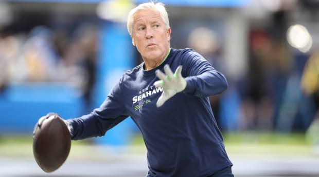 Pete Carroll plays QB at Seahawks' practice, gets hilarious