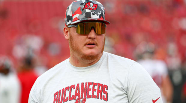 Bucs' Ryan Jensen injures knee in practice, is carted off