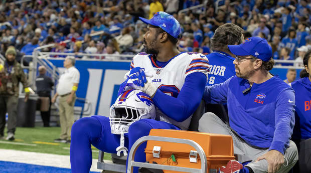 Daewood Davis carted off field after collision; preseason game at