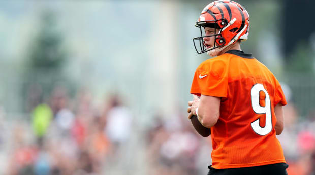 Joe Burrow arrives for Cincinnati-Cleveland game in Halloween costume