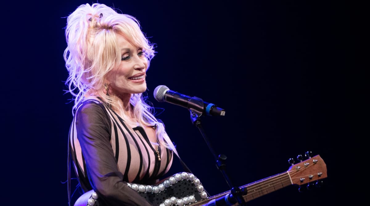 Dolly Parton to Perform at Cowboys’ Thanksgiving Game Halftime Show