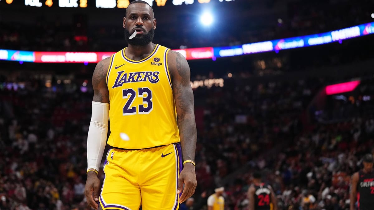 Lebron james store lakers pictures