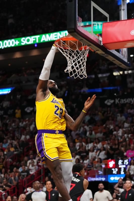 Lakers’ reliance on LeBron James a problem Sports Illustrated