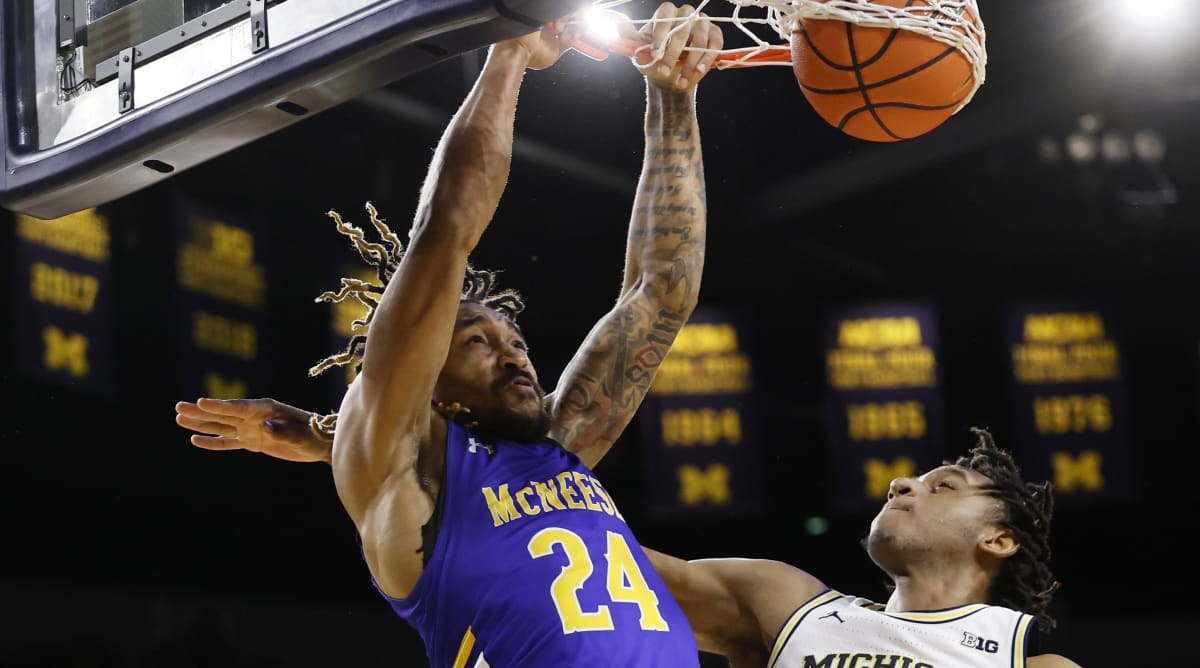 Michigan MBB trolde op de Southland Conference met foto van Connor Stallions na de overwinning van McNeese State