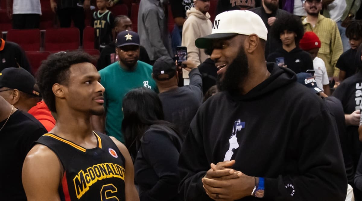 LeBron James Se Précipite Dans Les Vestiaires Après La Victoire Des ...