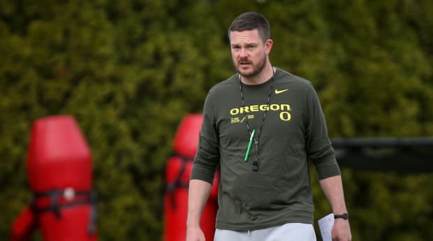 Oregon’s Dan Lanning Playfully Inquires About Scoot Henderson’s Football Eligibility