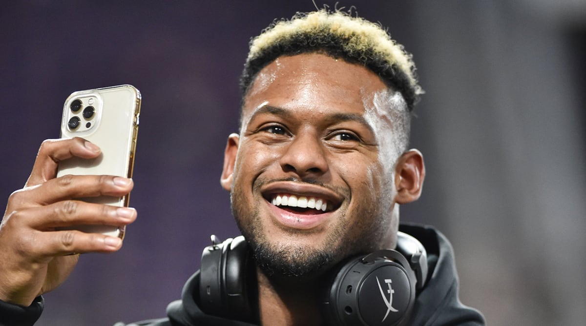 NFL Fans Are Not Feeling JuJu Smith-Schuster's Pregame Super Bowl Outfit At  All