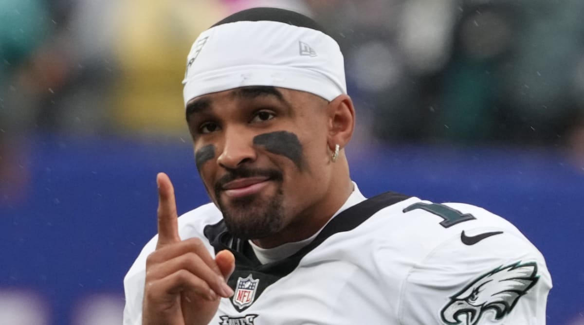 Report: Eagles QB Jalen Hurts Aims to Play in Week 17 vs. Saints