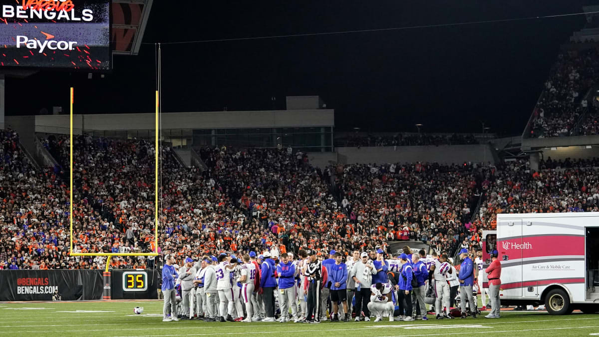 Buffalo Bills safety Damar Hamlin collapses on field after making tackle -  CBS Pittsburgh