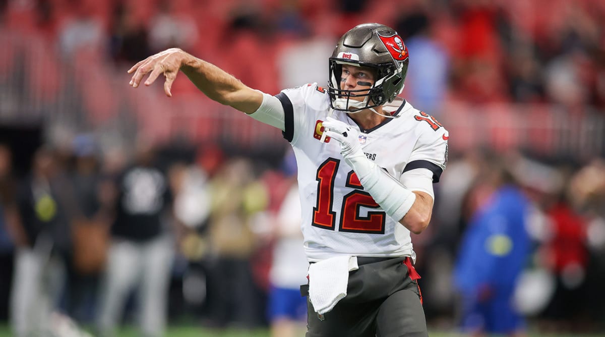 Bucs fall to Falcons, Brady breaks completion record