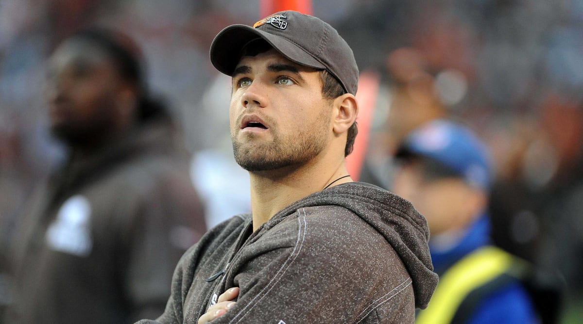 Former Chiefs RB Peyton Hillis off ventilator after saving kids