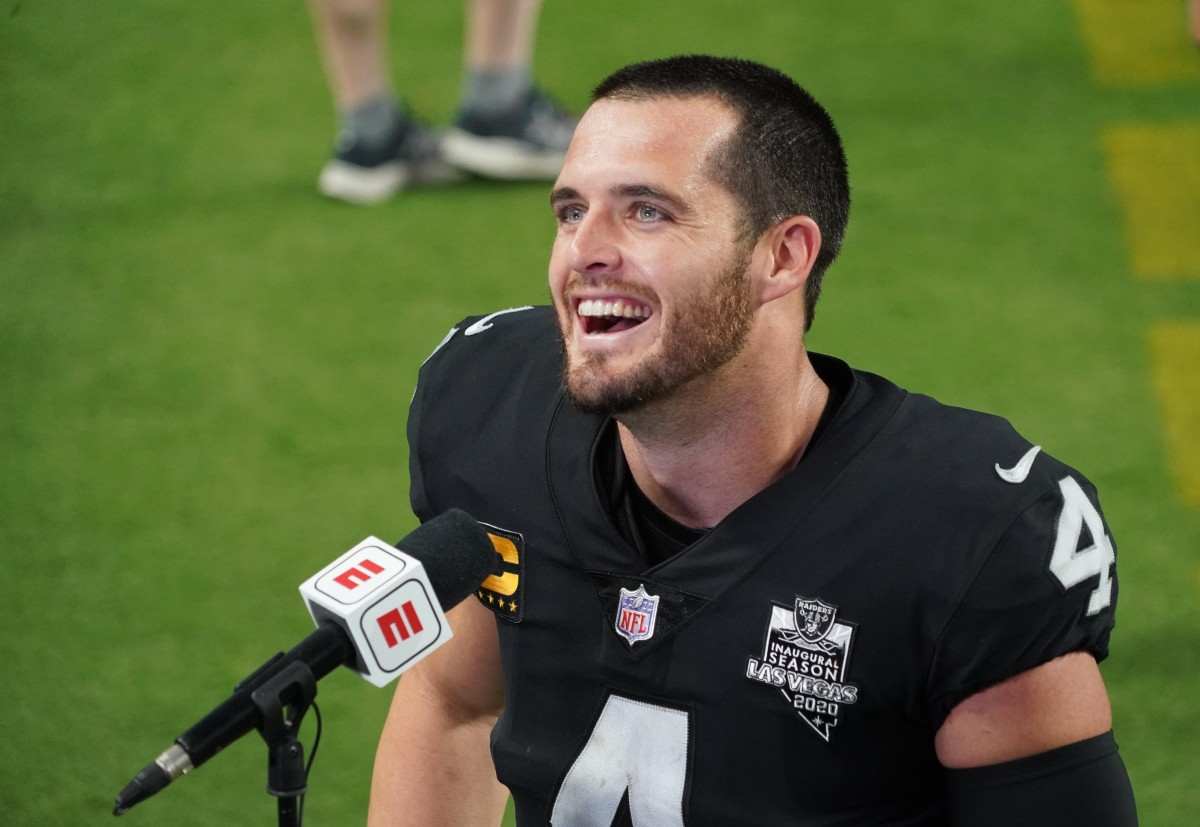 Report: Derek Carr Won't Be Traded to the Saints