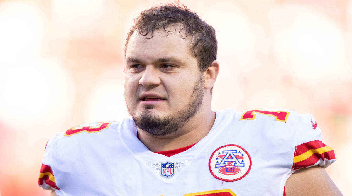 Chiefs' offensive linemen welcomes twins on Super Bowl Sunday