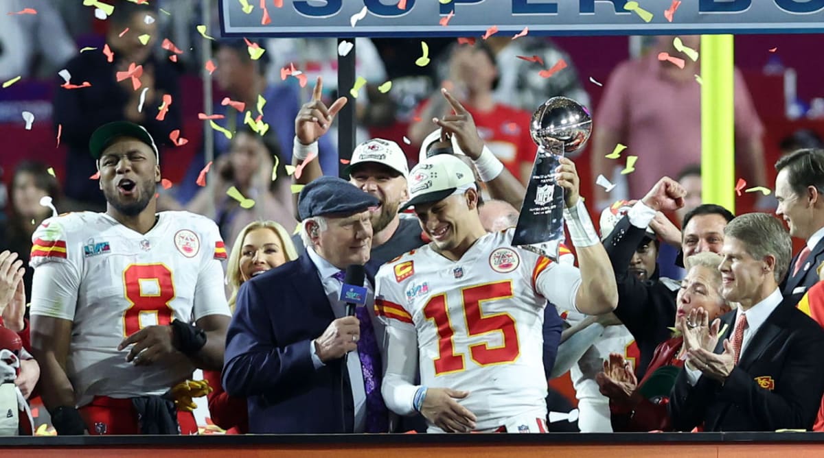 ‘Superman’ Patrick Mahomes Helped By Trainers and Teammates in Super Bowl