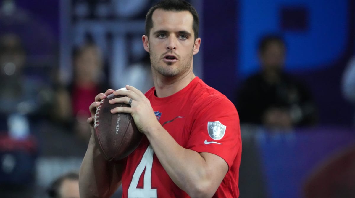 Raiders Derek Carr doesn't talk trash, he picks it up