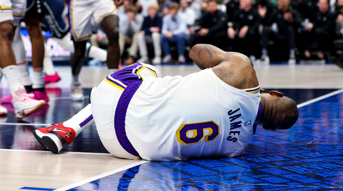 Lakers' LeBron James expected to miss 'extended period of time' with foot  injury: report