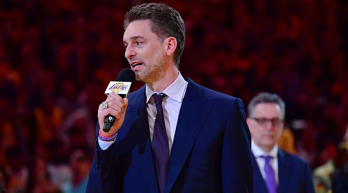 Lakers retire Pau Gasol's No. 16 jersey during halftime ceremony
