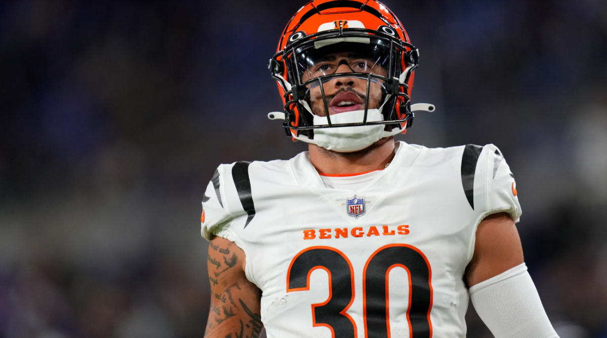 Bengals use franchise tag on Bates