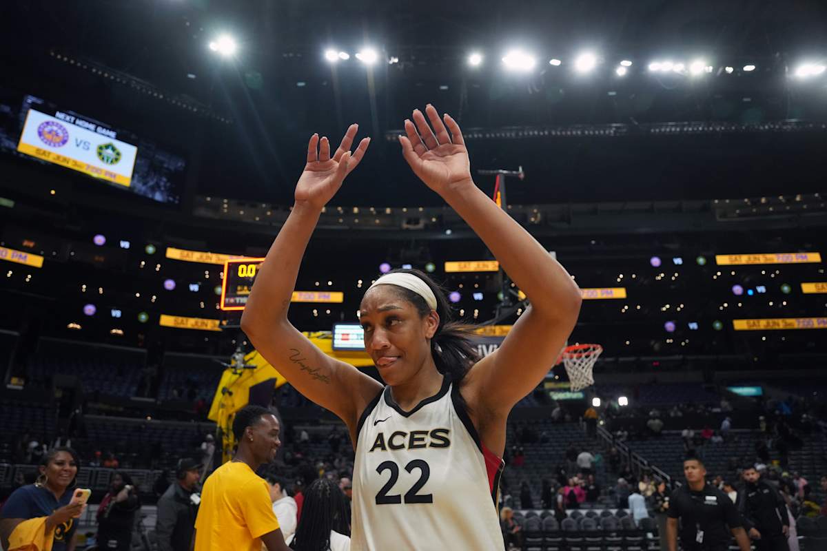 LOOK: A'ja Wilson Gives Zia Cooke Her 