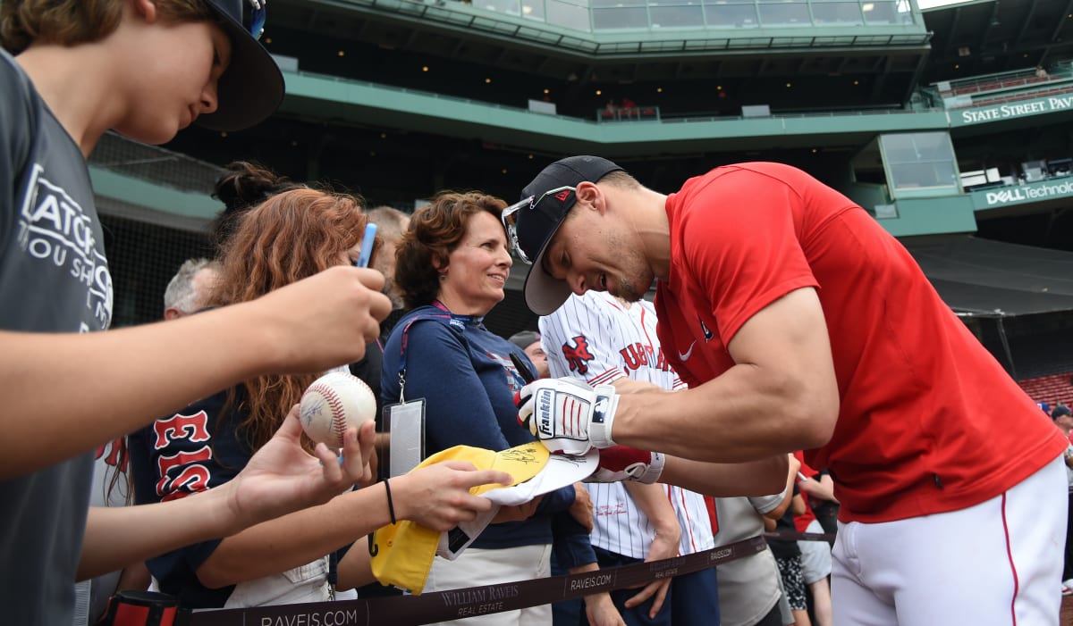 Boston Red Sox Awkwardly Trade Kiké Hernandez on Puerto Rican