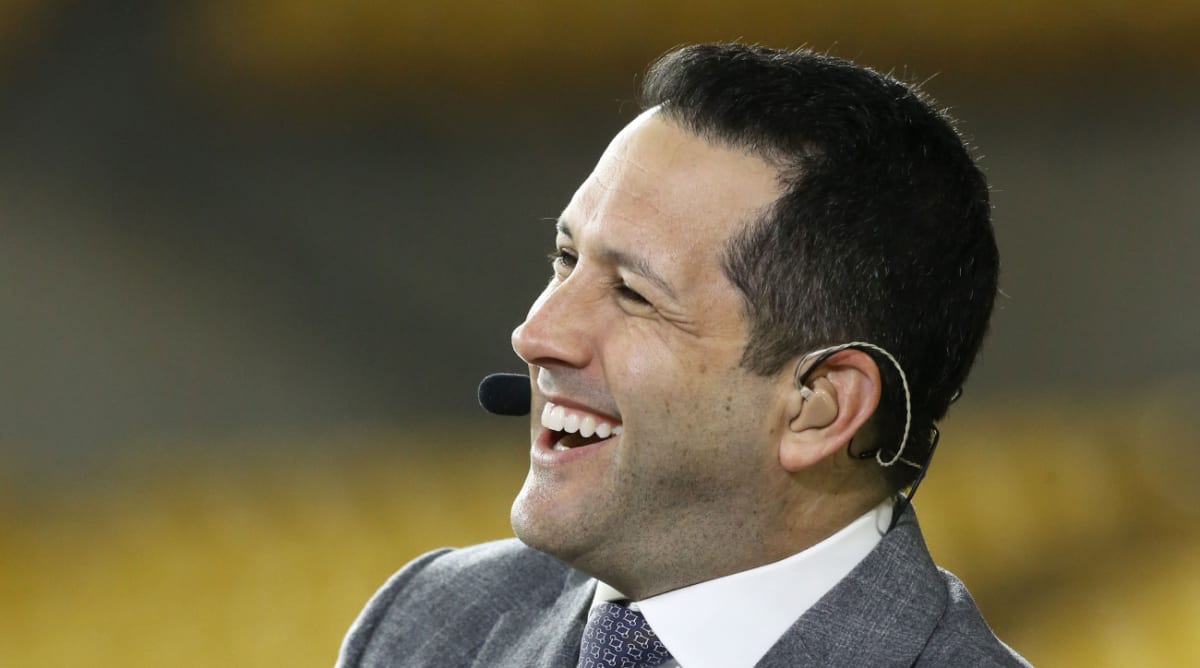 ESPN’s Adam Schefter Evokes Cousins With Shirtless Dance