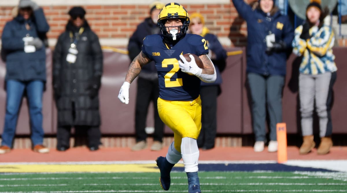 Michigan RB Corum Exits Game With Apparent Knee Injury | WKKY Country 104.7