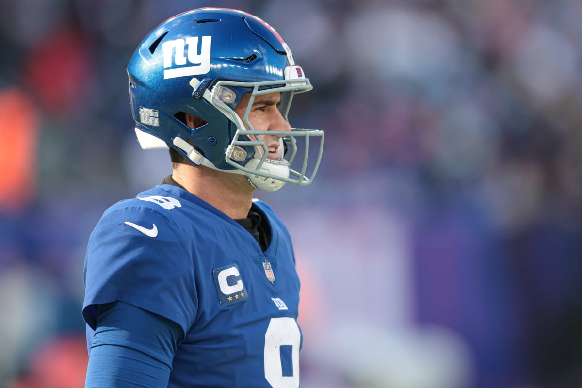 New York Giants players huddle up during an NFL football game against the  Washington Football Team, Thursday, Sept. 16, 2021 in Landover, Md. (AP  Photo/Daniel Kucin Jr Stock Photo - Alamy