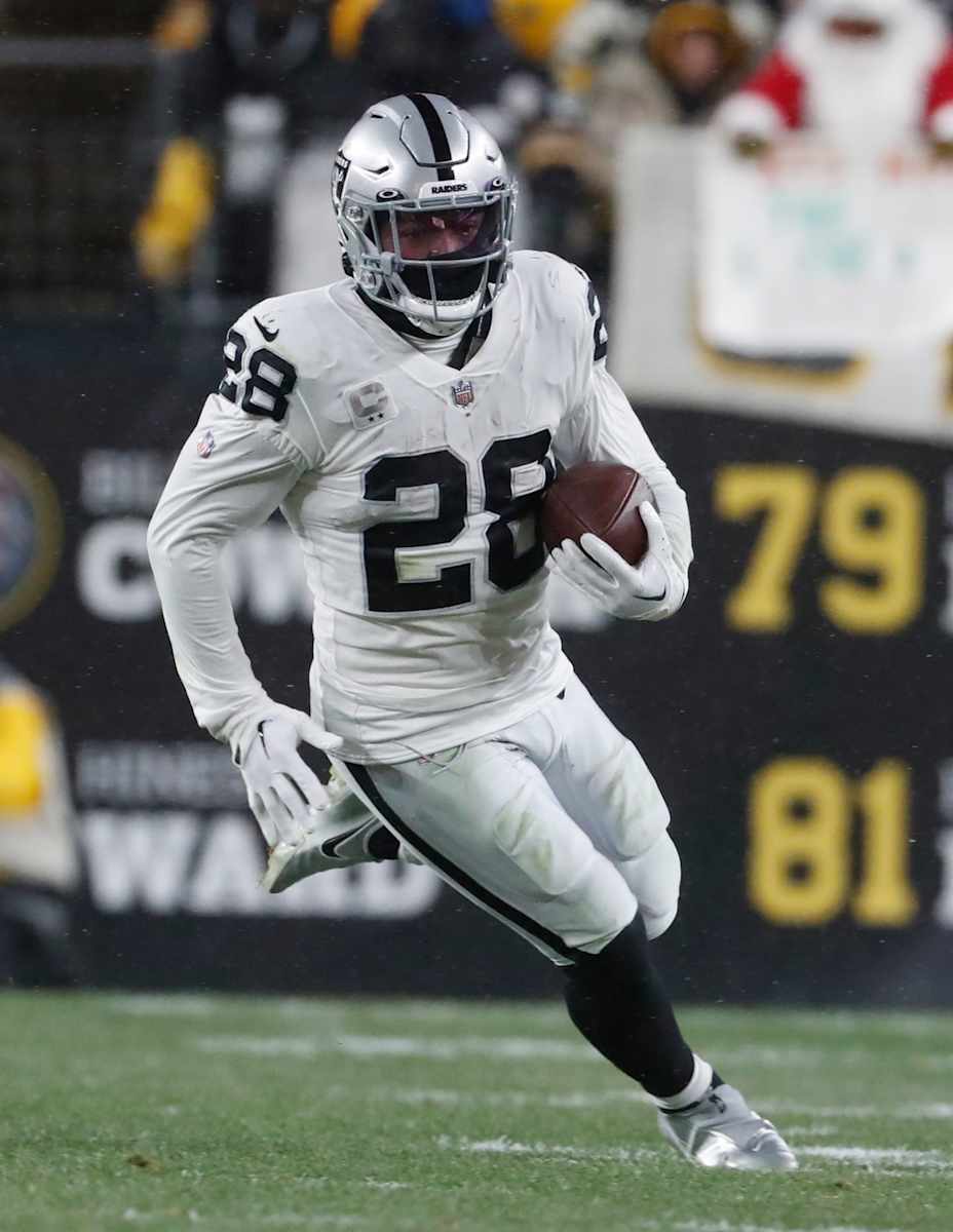 Raiders RB Josh Jacobs agrees to deal, will end holdout