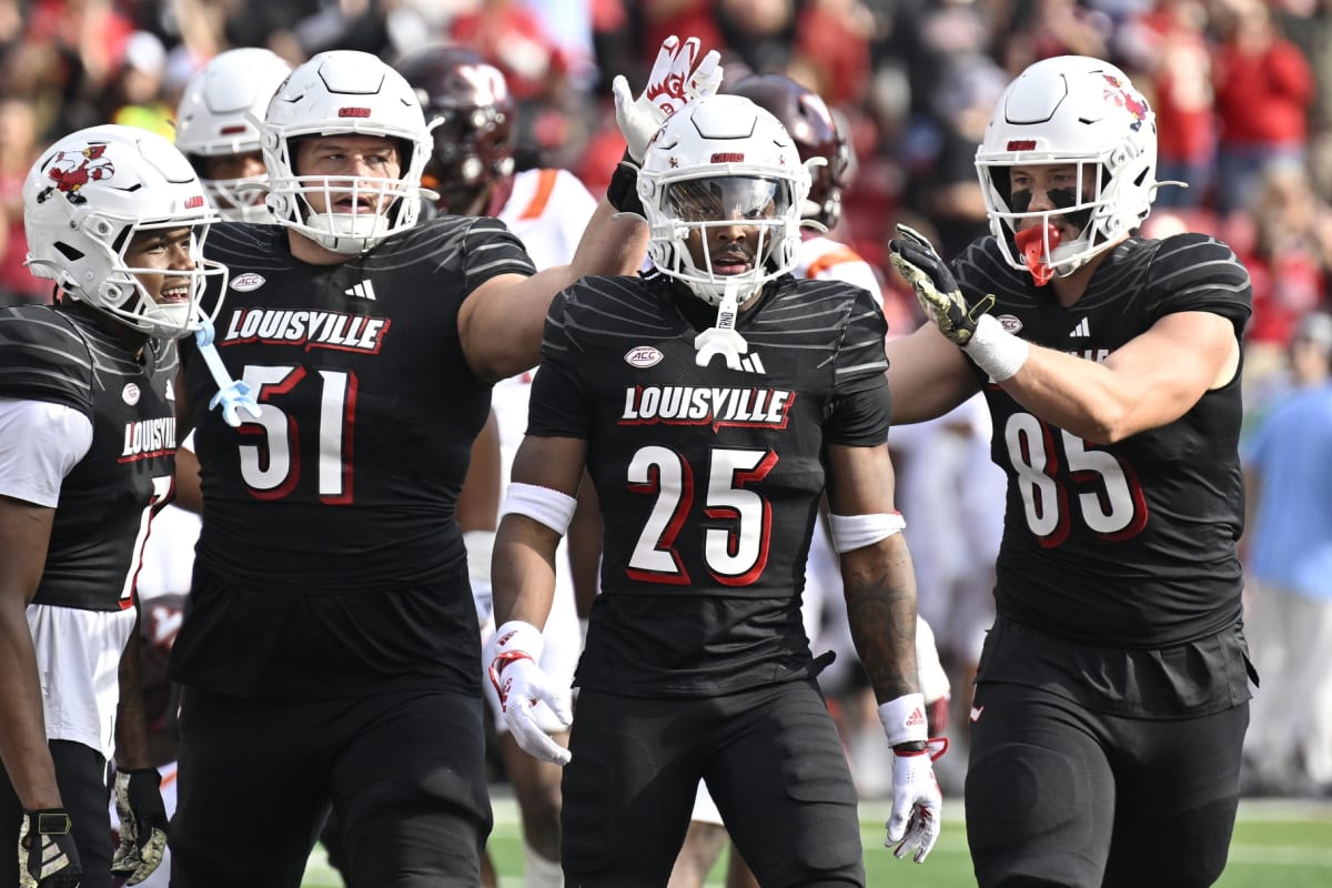 Louisville dominates in blowout