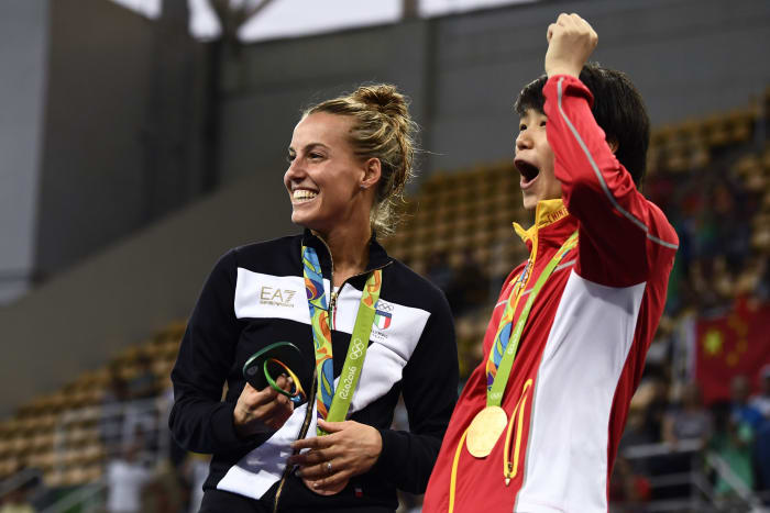 Chinese divers get engaged on Olympic medal stand - Sports ...