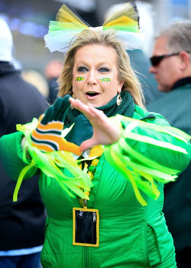 Hot Clicks: Oregon and Ohio State Superfans Invade Arlington - Sports ...