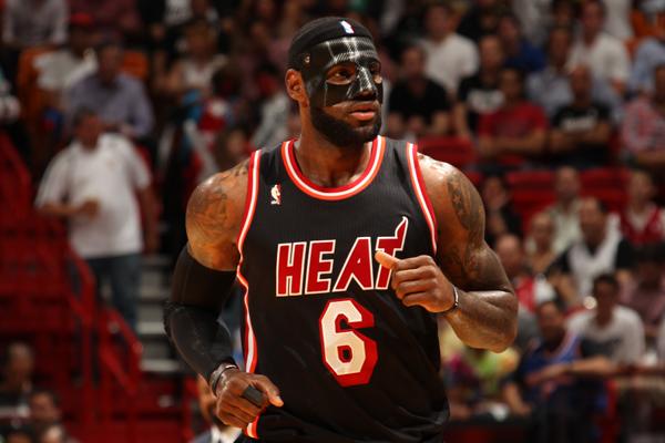 LeBron James Wears Black Mask To Cover Broken Nose As Heat Beat Knicks ...