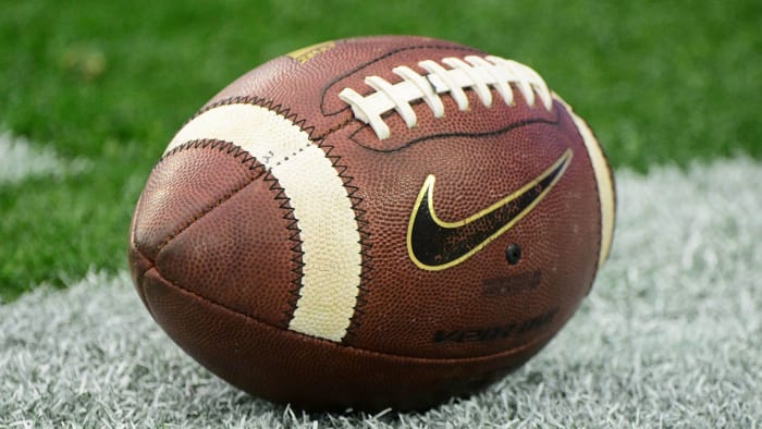 Une vue générique d'un ballon de football avant un match de la NCAA