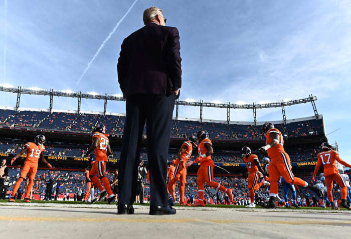 john-elway-watching-broncos