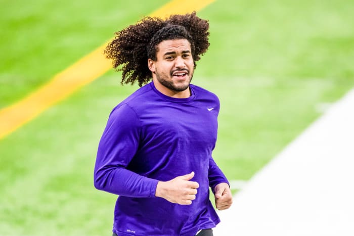 Vikings linebacker Eric Kendricks jogs before a game without pads or helmet